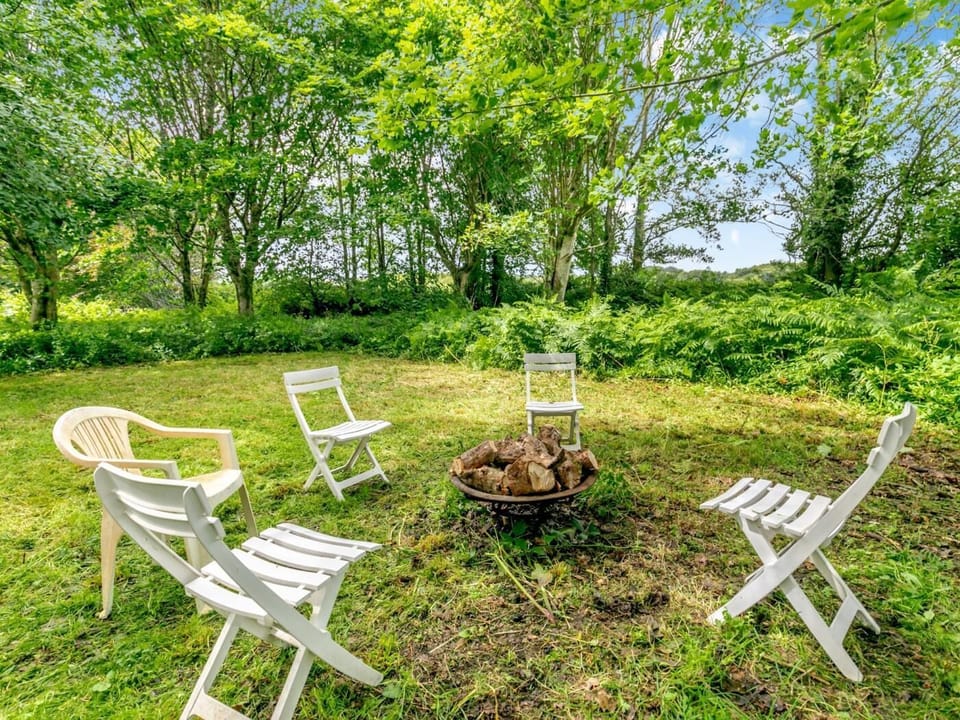 Enjoy the wild meadow in the evening with the open fire and a glass of something warming