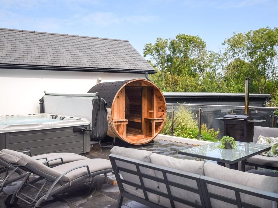 Large Hot Tub & Sauna