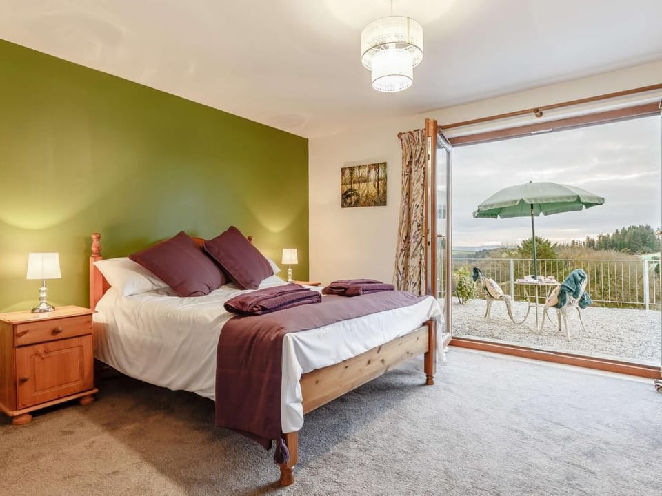 Wake up to uninterrupted countryside views