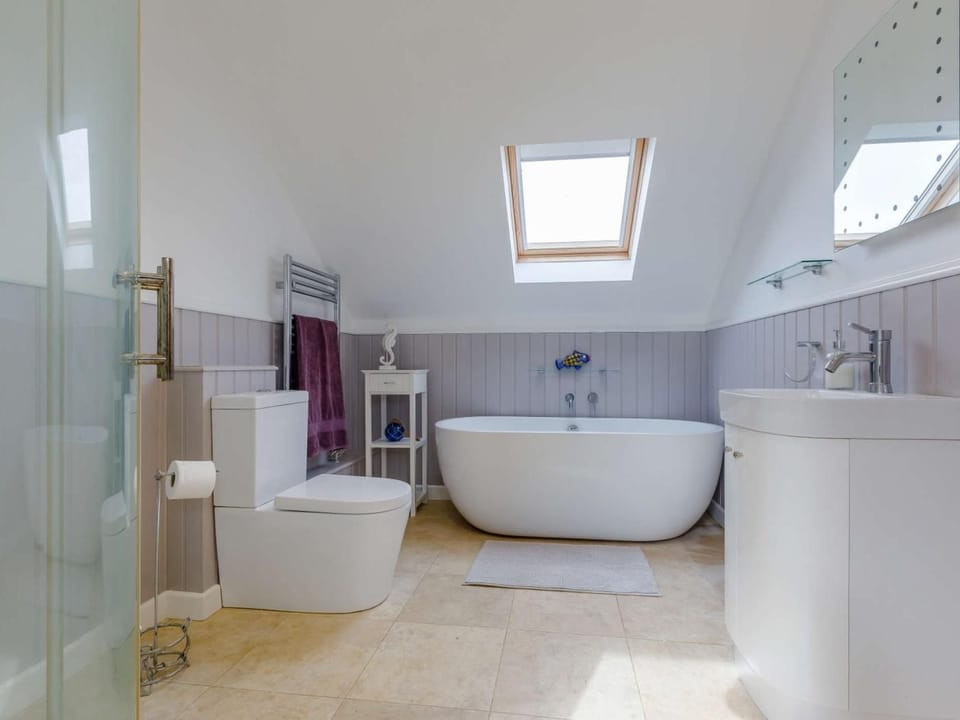Contemporary Jack and Jill bathroom