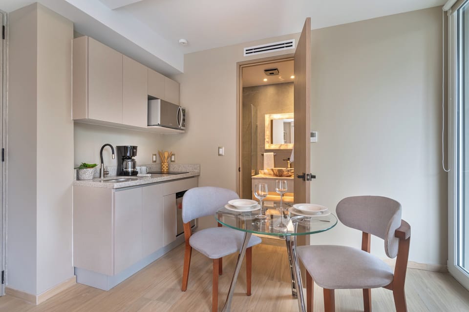 Deluxe Studio Suite, Kitchenette | Private kitchen | Mini-fridge, microwave, stovetop, cookware/dishes/utensils