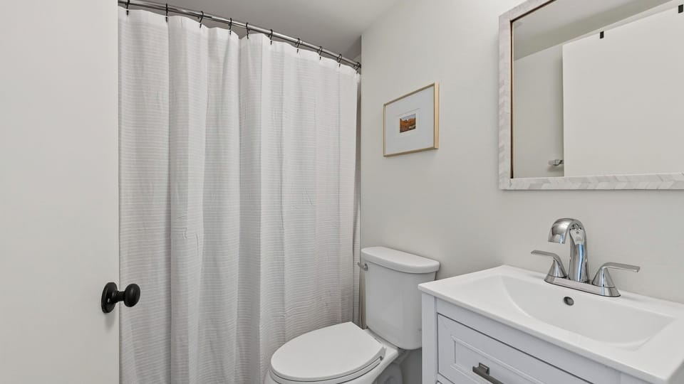 The Grove at Mutiny Bay by Avantstay Walk to Beach Shared Pool + Pickleball Court + Water Views Cottage in Freeland
