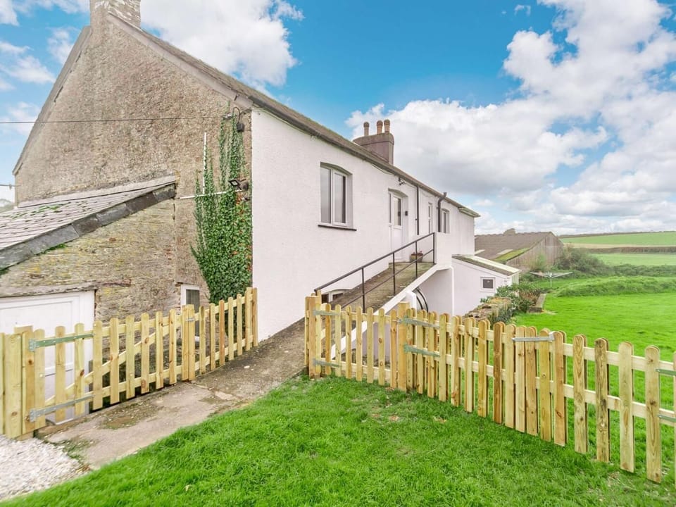 Countryside property with wonderful views, close to Looe