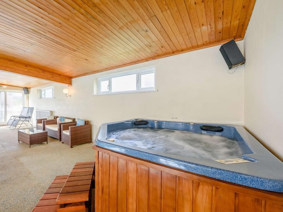 Shared Swimming Pool and Hot Tub nearby