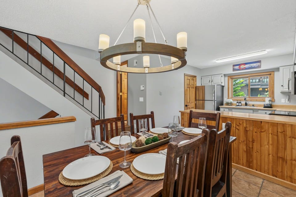Dining are with seating for 6