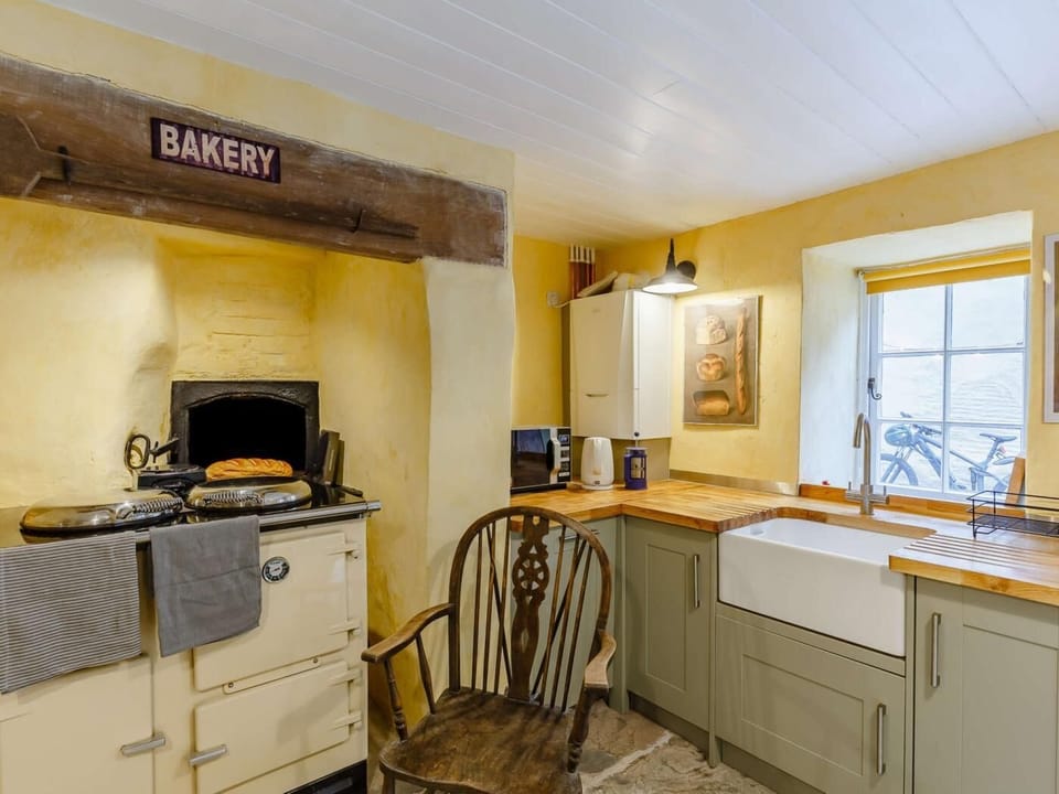 Unique features including a large bread oven 