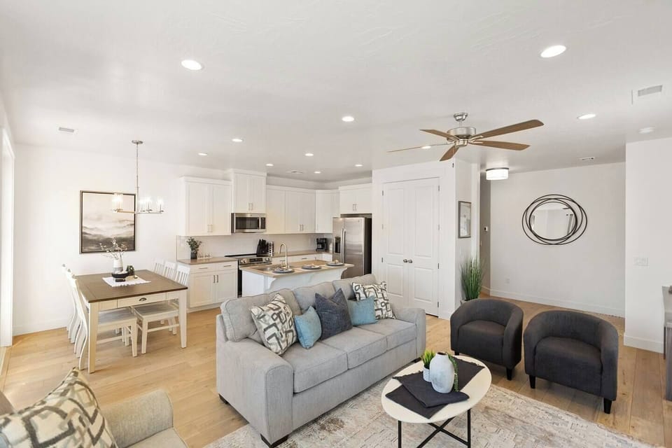 Cozy up in style – This spacious living room, flooded with natural light, is perfect for unwinding after a day of hiking or exploring Southern Utah.