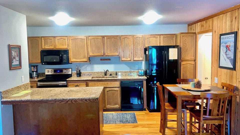 Fully equipped kitchen w/ coffee maker & dining table for 4
