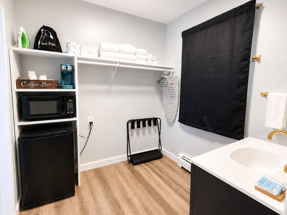 Single Room, 1 King Bed, Non Smoking | Interior
