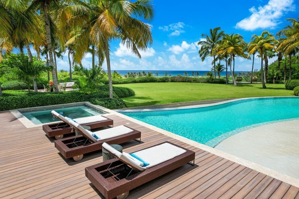 Golf Founders 28: Pool, Jacuzzi, and pool deck