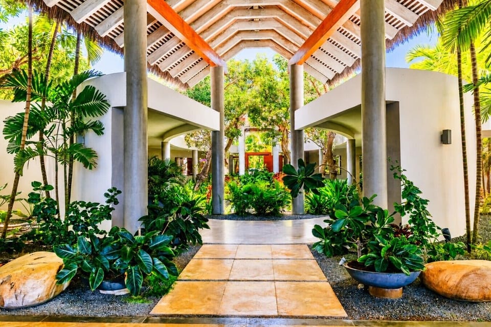 Golf Founders 28: Entrance to the property