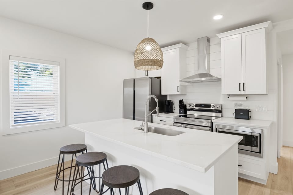 Unit #3 - Kitchen Island with 4 stools
