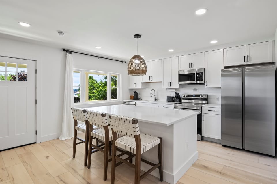 Unit #5 Kitchen - Fridge w/ ice maker, Keurig and coffee provided! 