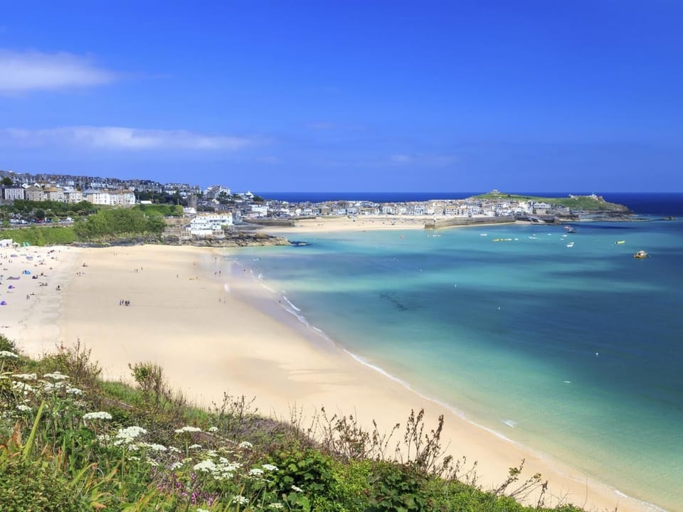 Carbis Bay and St Ives are just minutes away and easily reached on foot