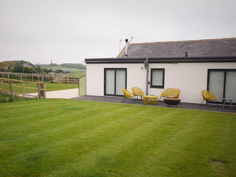 Large enclosed gardens with plenty of outdoor seating
