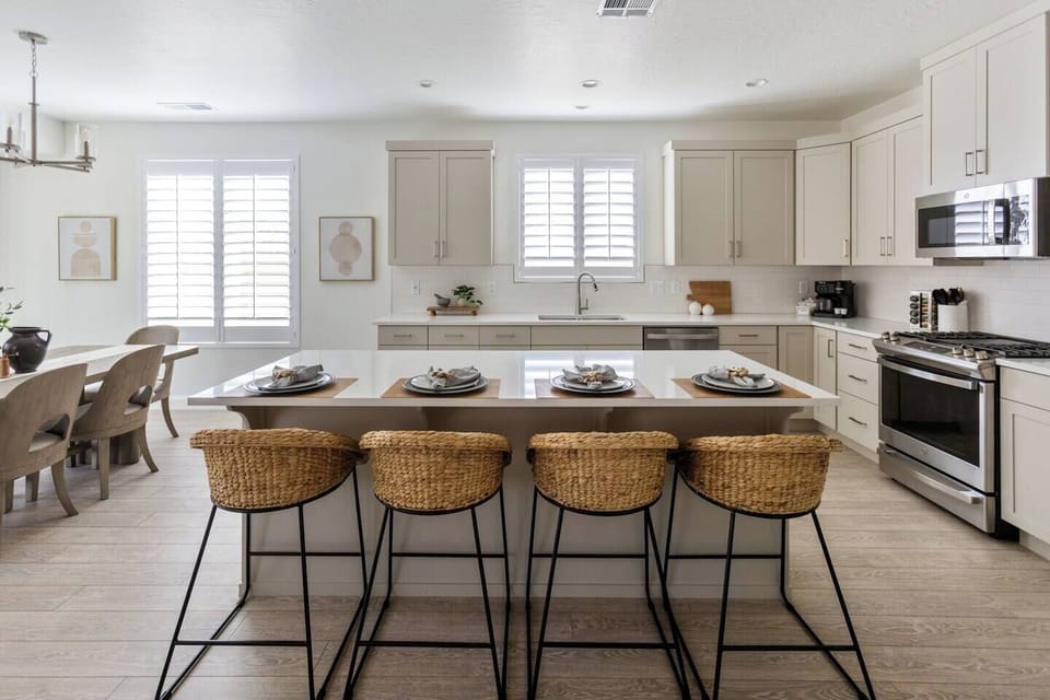Spacious dining area with seating for six, and four additional spots at the bar—perfect for family dinners or a cozy breakfast.
