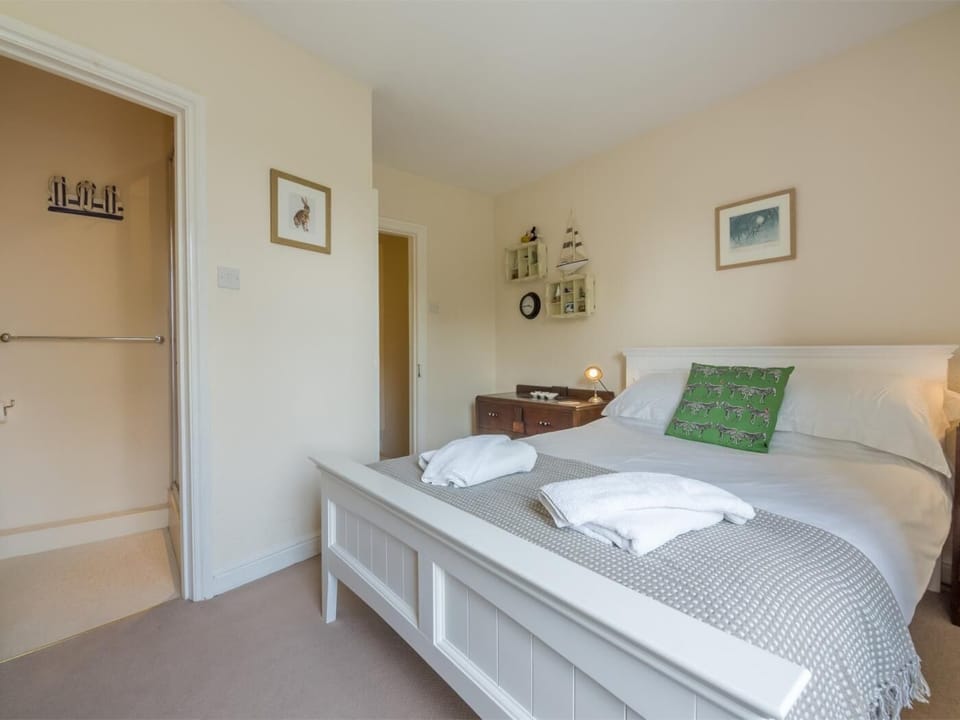 Double bedroom with hanging space 