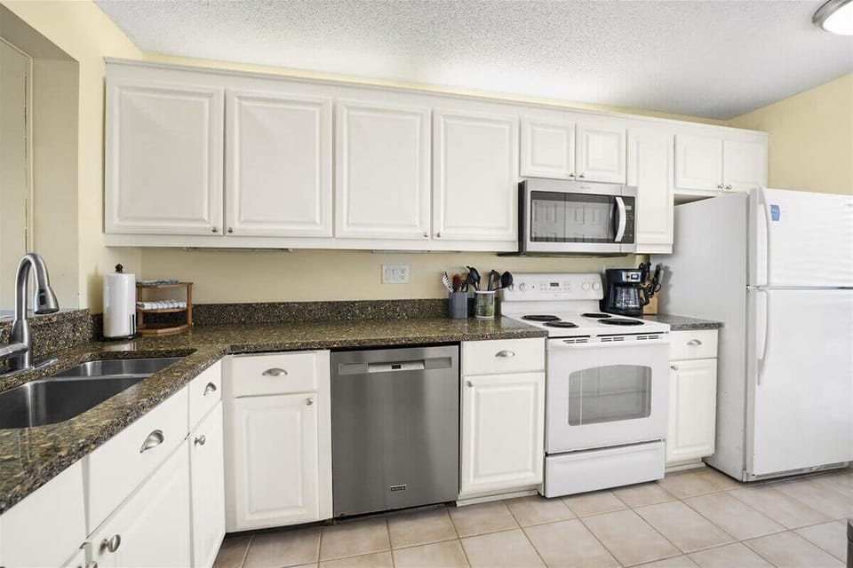 Condo, Multiple Beds, Pool View (Sea Place 11209) | Private kitchen