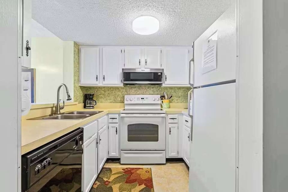 Condo, Multiple Beds, Pool View (Ocean & Racquet 1202) | Private kitchen
