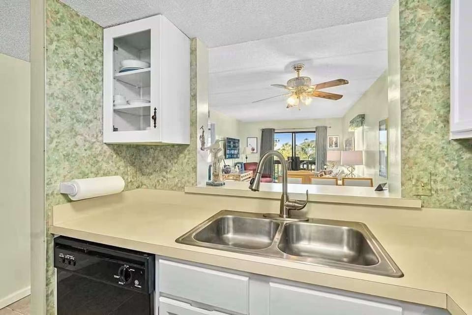 Condo, Multiple Beds, Pool View (Ocean & Racquet 1202) | Private kitchen