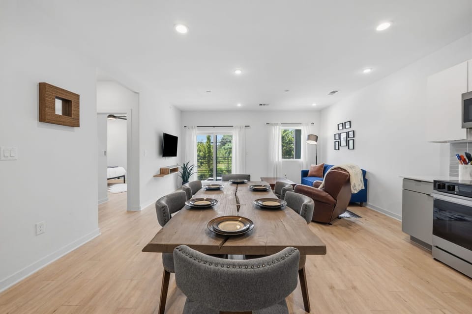 Dining table w/ seating for 6 guests