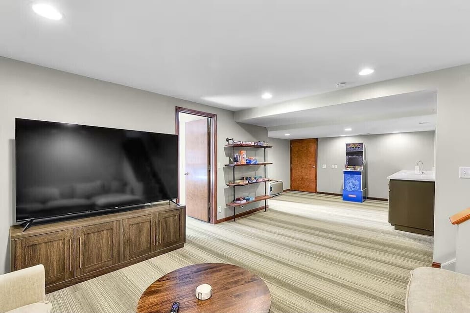 The ultimate hangout space! Enjoy movie nights, challenge friends to the arcade game, or gather around for board games in this spacious entertainment room.