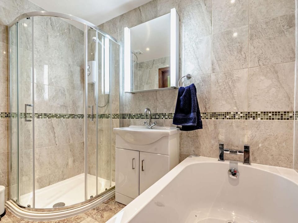 Another large ensuite bathroom
