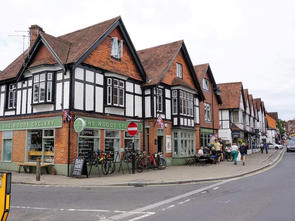 Vibrant high street of Lyndhurst 