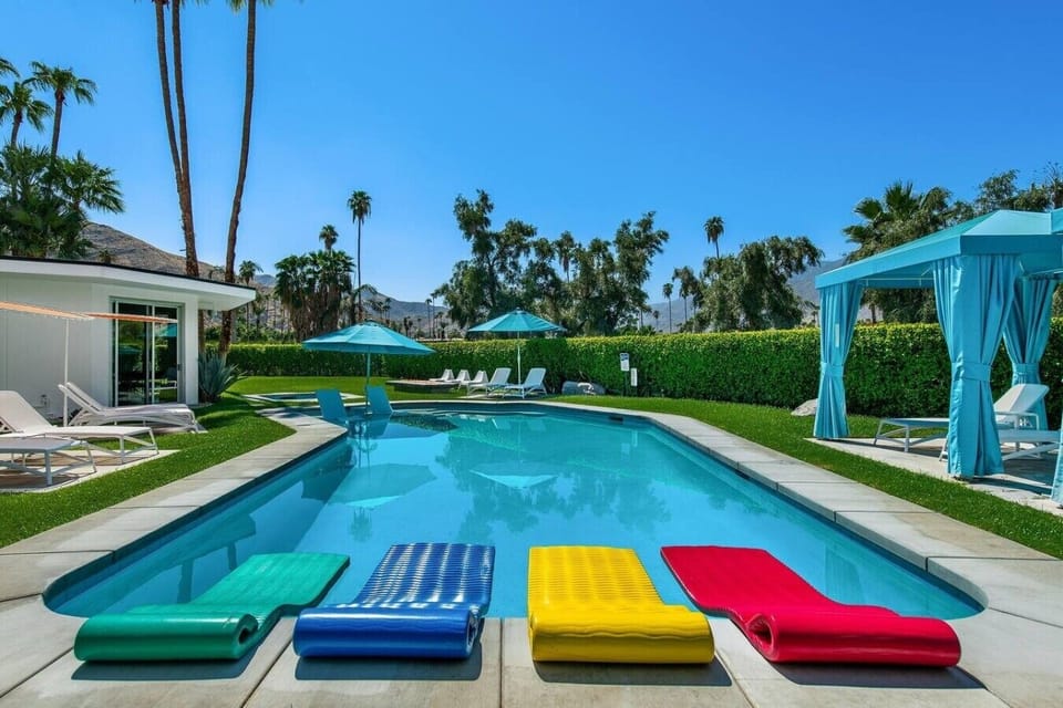 Spacious Grounds with Large Pool, Spa, Fire Pit, Cabanas and Mountain View