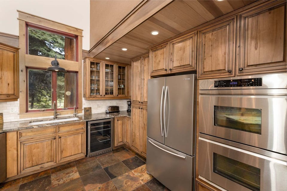 Stainless steal appliances in the fully equipped kitchen | Main Level