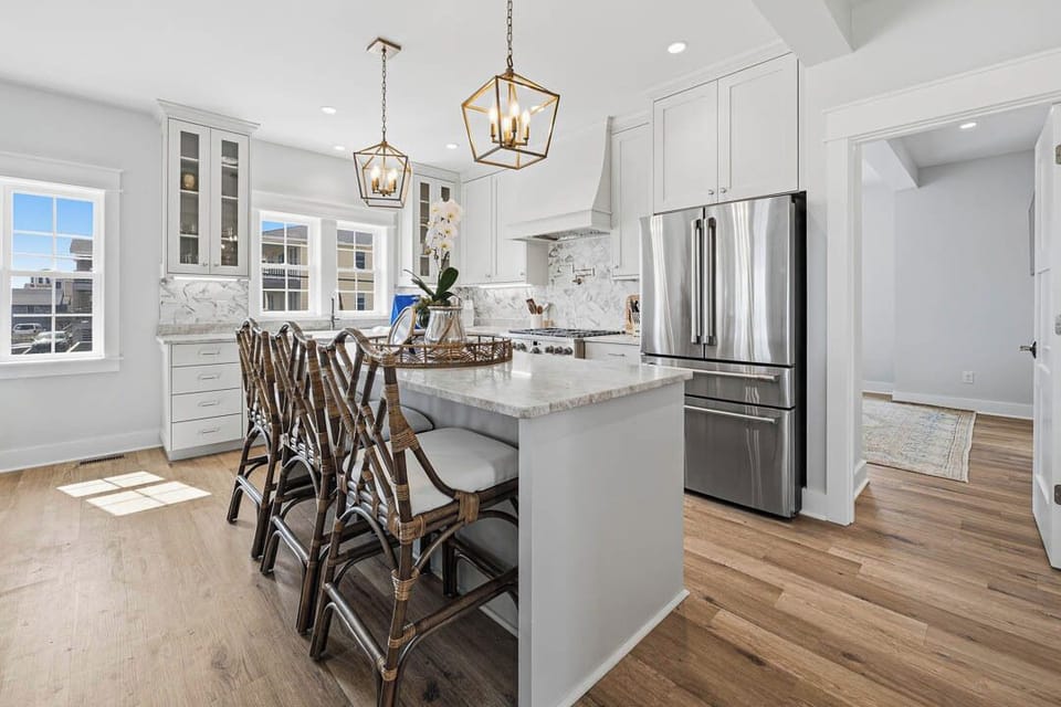 Mid-Level Kitchen with Bar (seats 3)