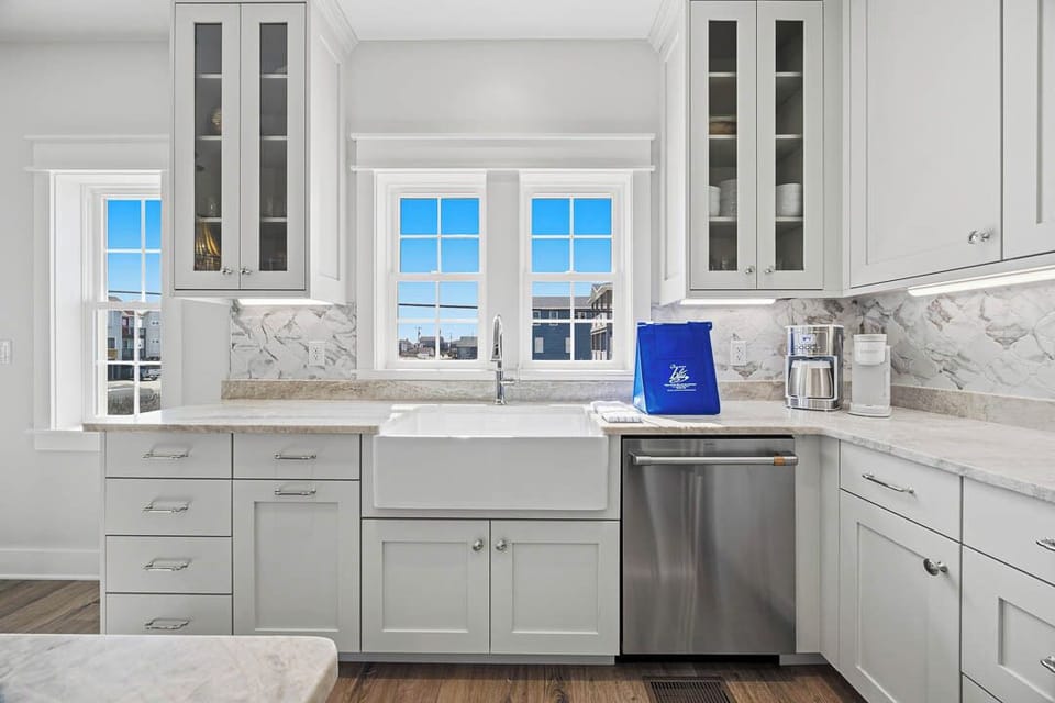 Mid-Level Kitchen with Bar (seats 3)