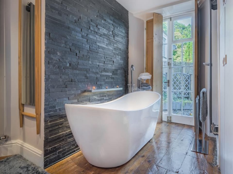 Free standing bath in bathroom