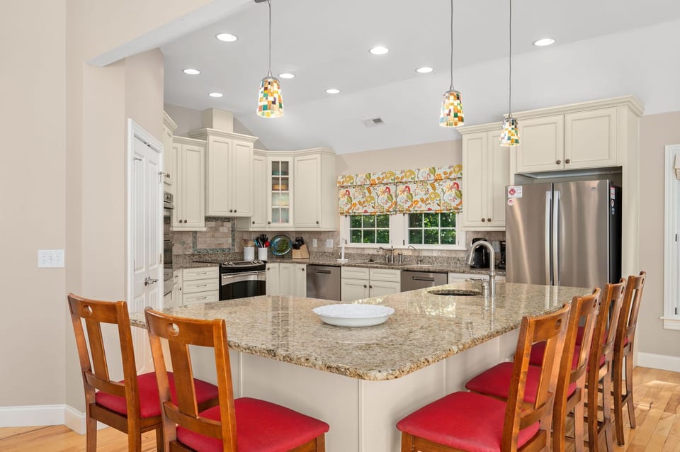 CC059: Sweet Retreat | TL Kitchen - Island Seating for 6