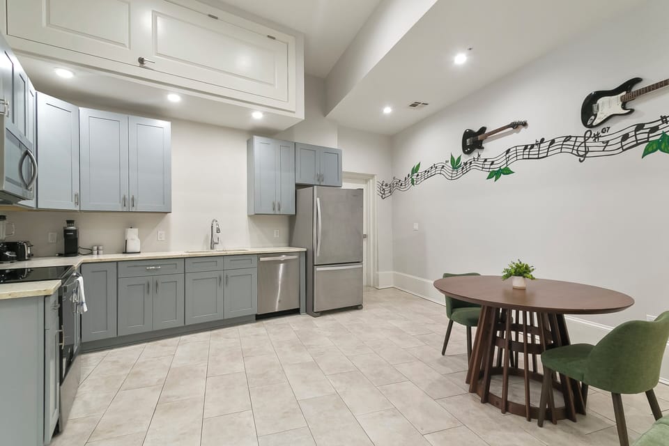 Deluxe Suite | Private kitchen | Coffee/tea maker, fridge, microwave, oven