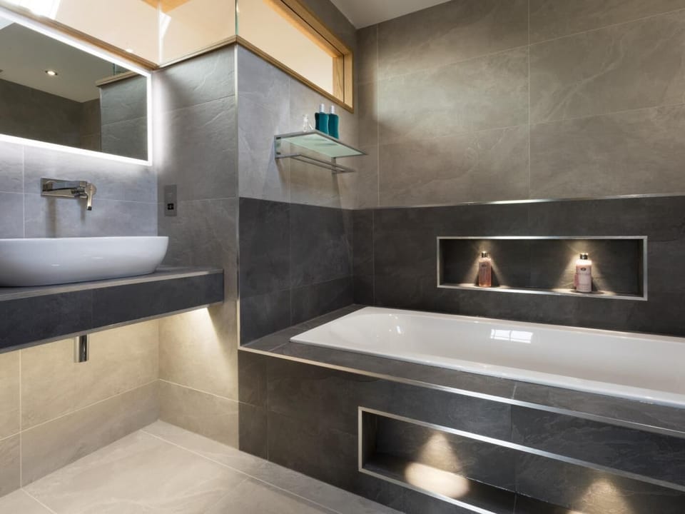 Ensuite to bedroom 