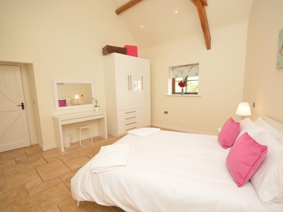Large and spacious king-size room 