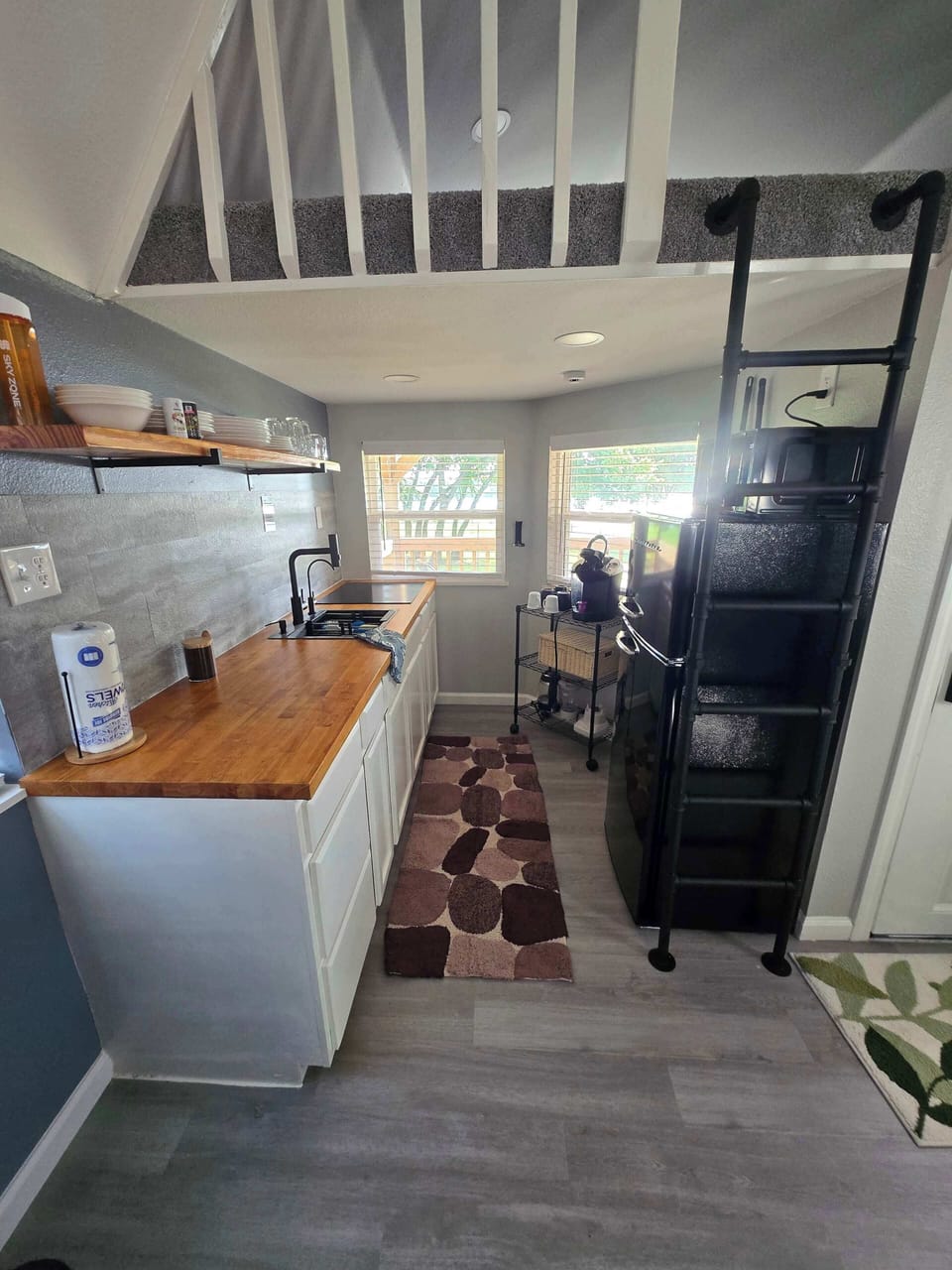 Simple full kitchen, includes AirFryer