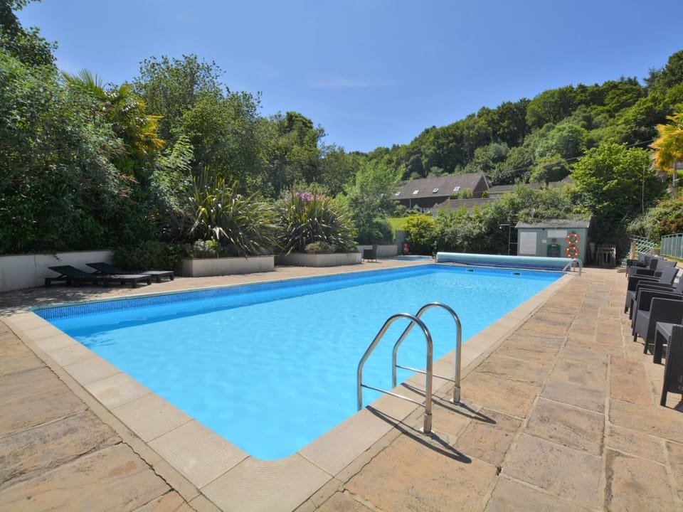 Shared outdoor pool (please refer to the Need to Know)