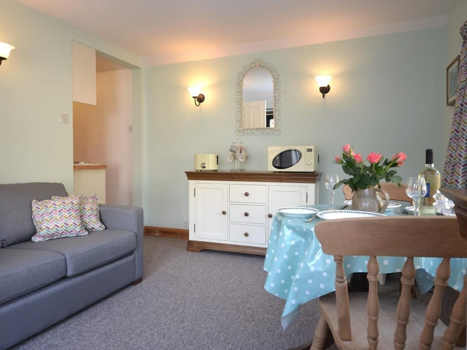 Lounge/dining area leading to kitchen