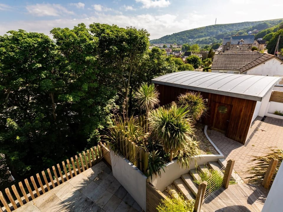 Views to the garden and outside area
