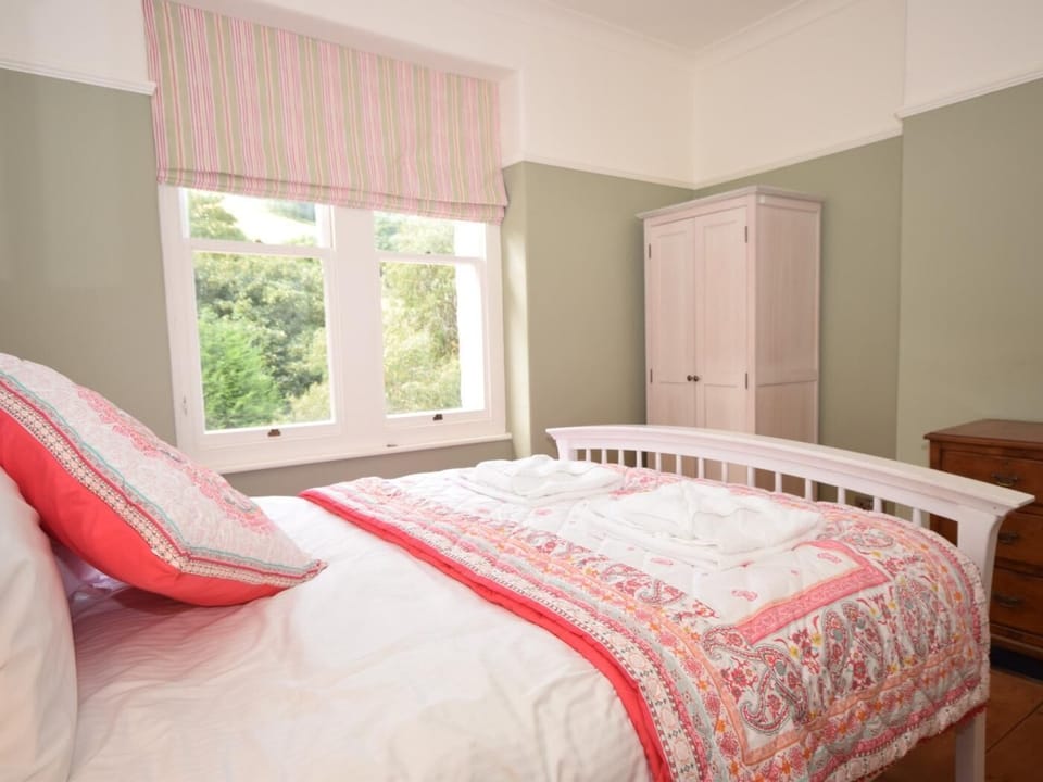 King-size bedroom 