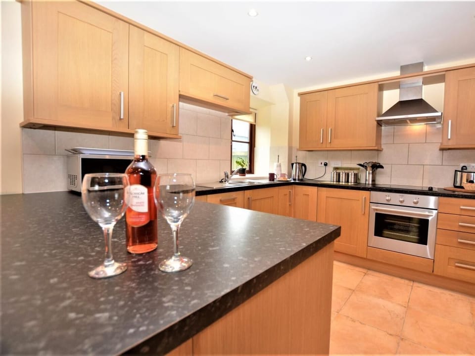 Spacious kitchen 