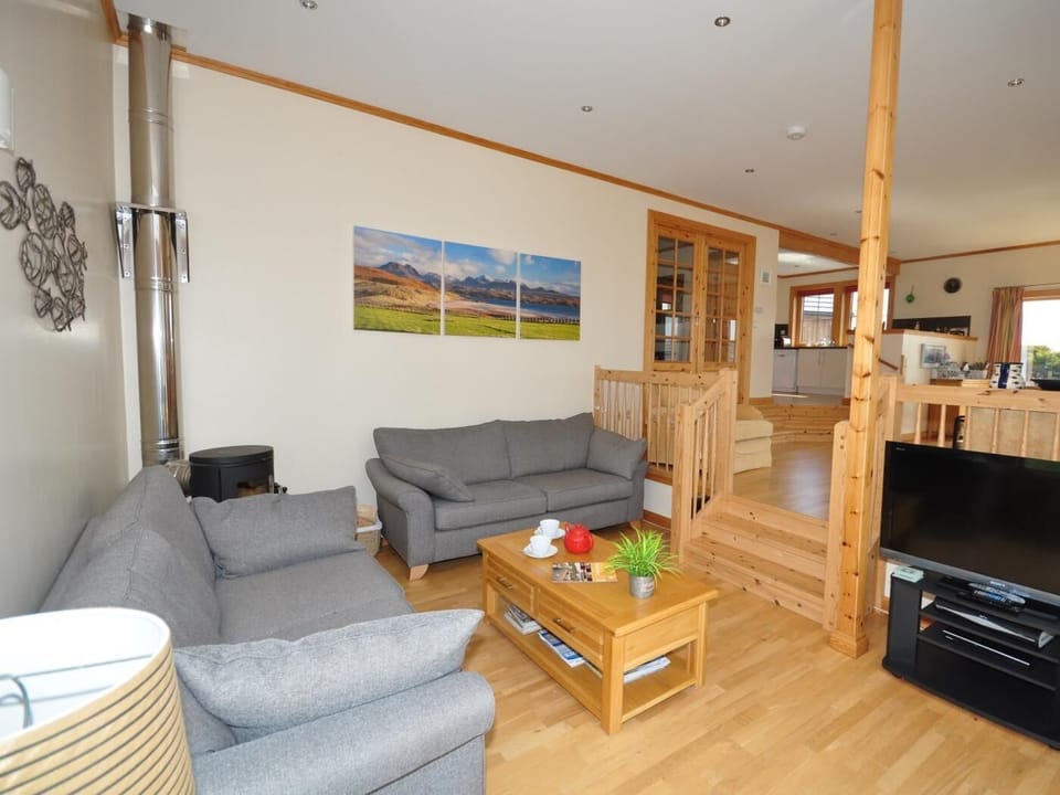 Spacious open-plan lounge/dining/kitchen 