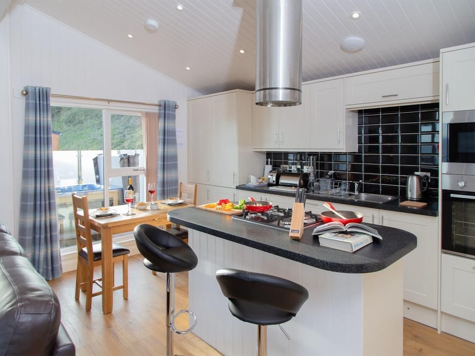Enjoy cooking up a storm in the well equipped kitchen