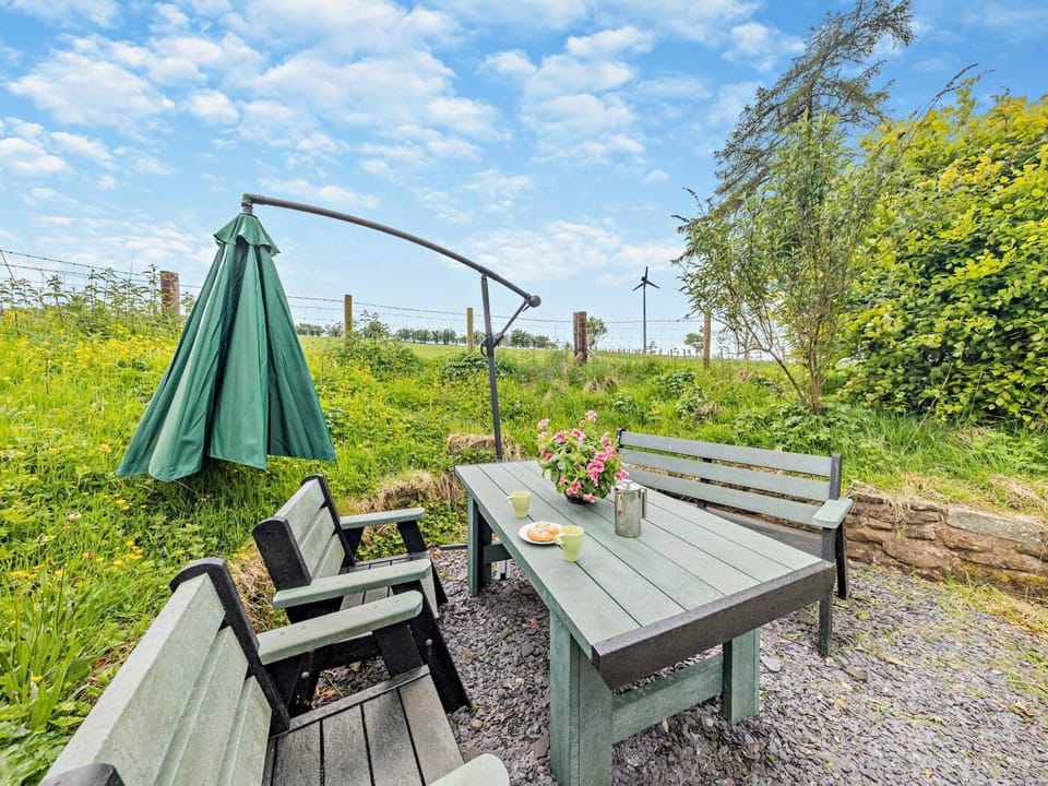 Enjoy the outside dining area with parasol for shade