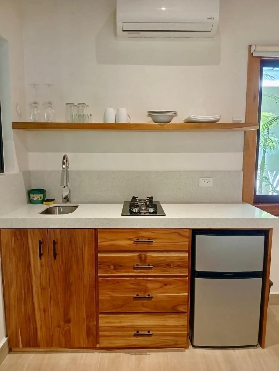 Comfort Room, 1 King Bed | Private kitchen | Stovetop, coffee/tea maker, electric kettle, toaster