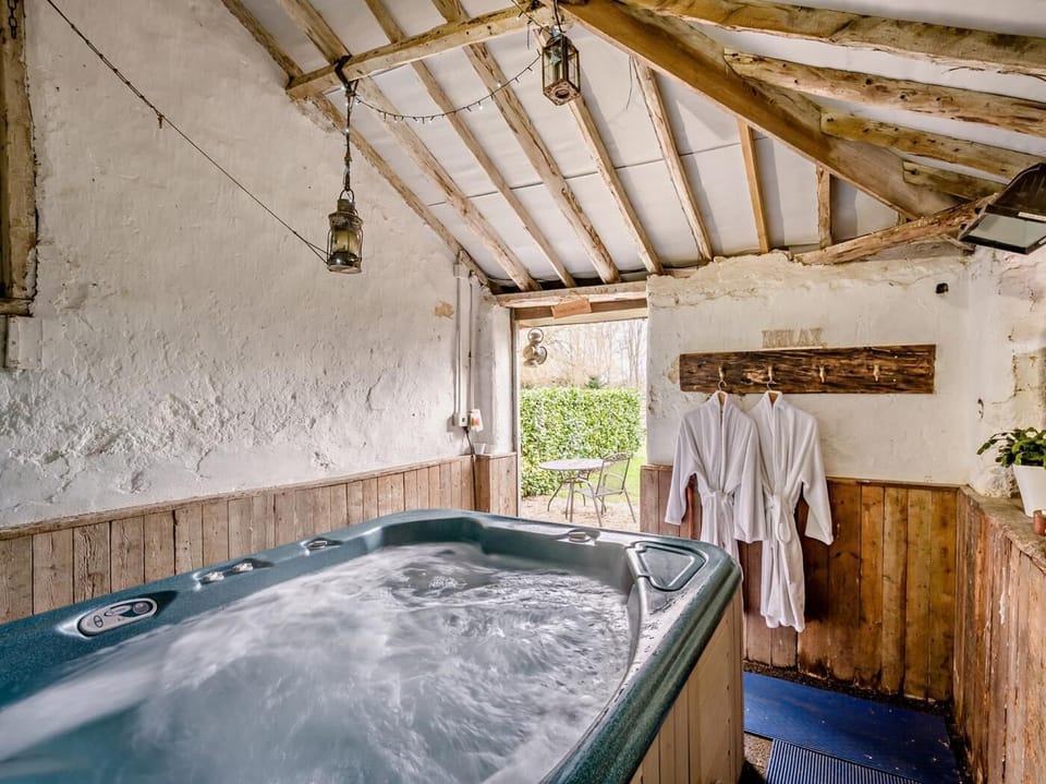 Indoor spa tub