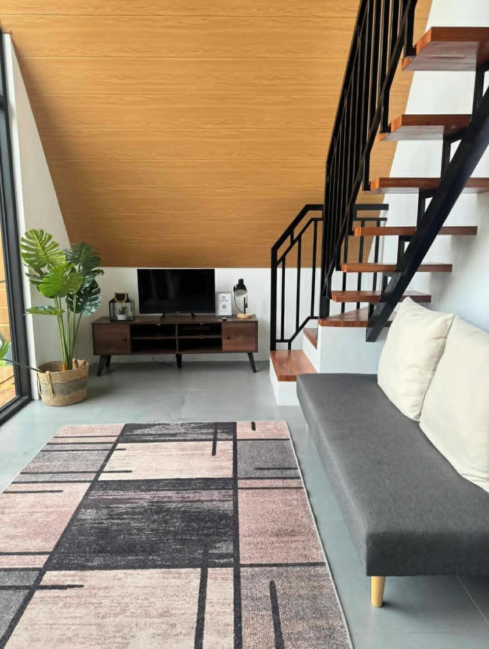 Deluxe Cabin, Balcony, Pool View | Living area