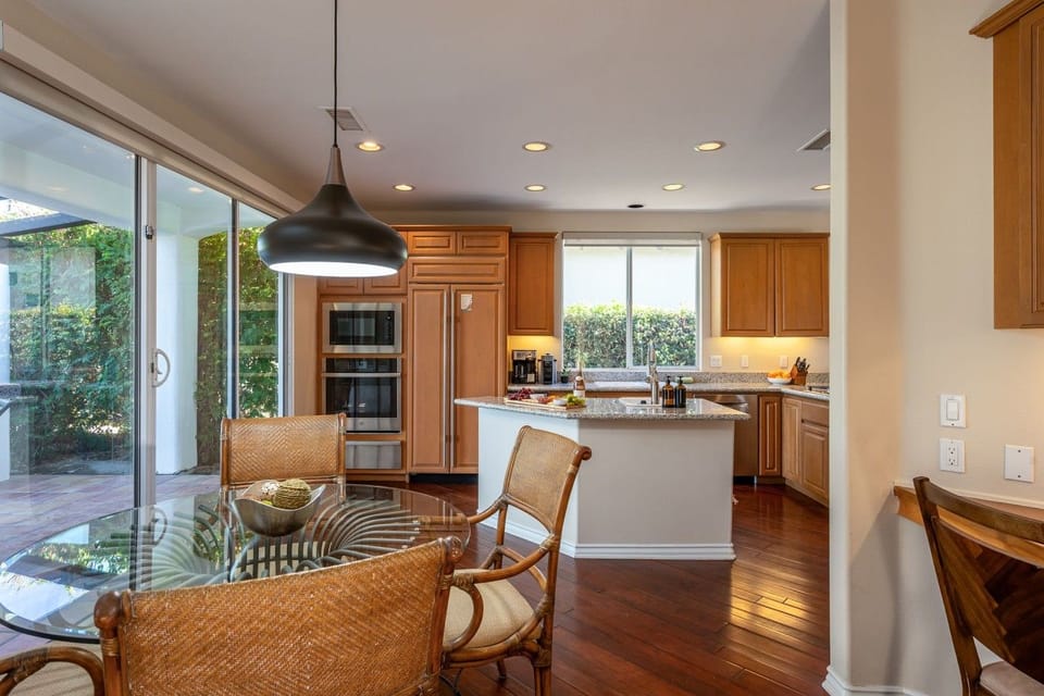 Fully stocked kitchen with stainless steel appliances, 4-person kitchen nook table